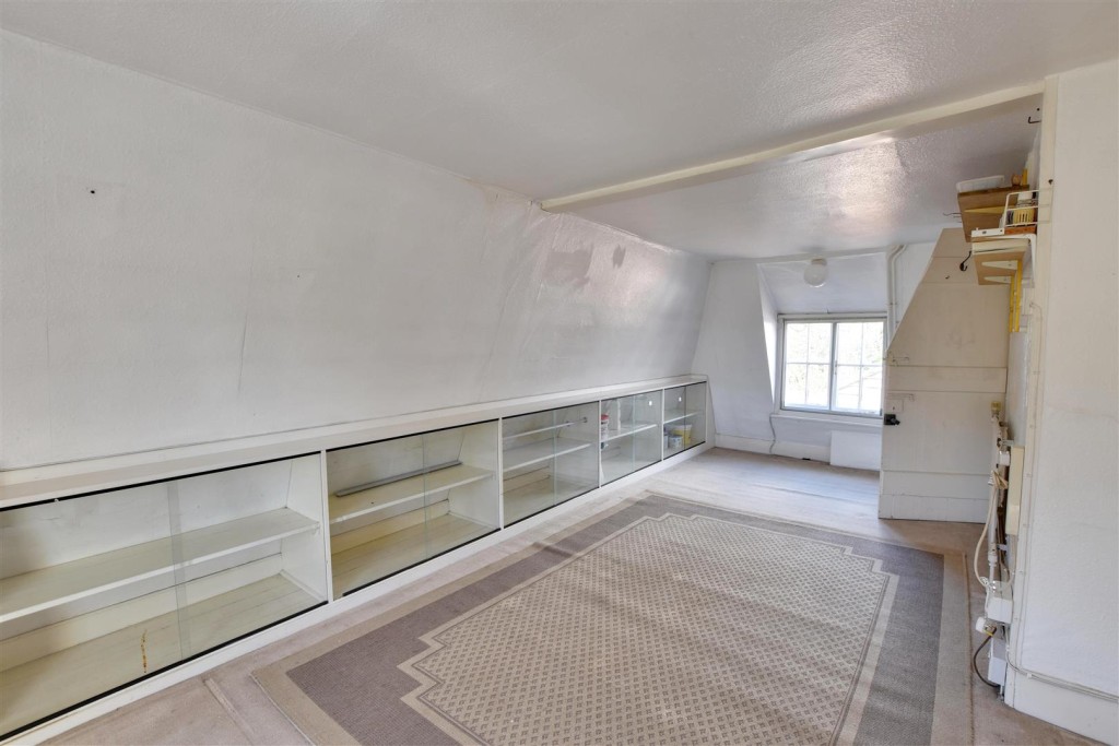 Lot: 129 - PERIOD HOUSE FOR IMPROVEMENT - Room